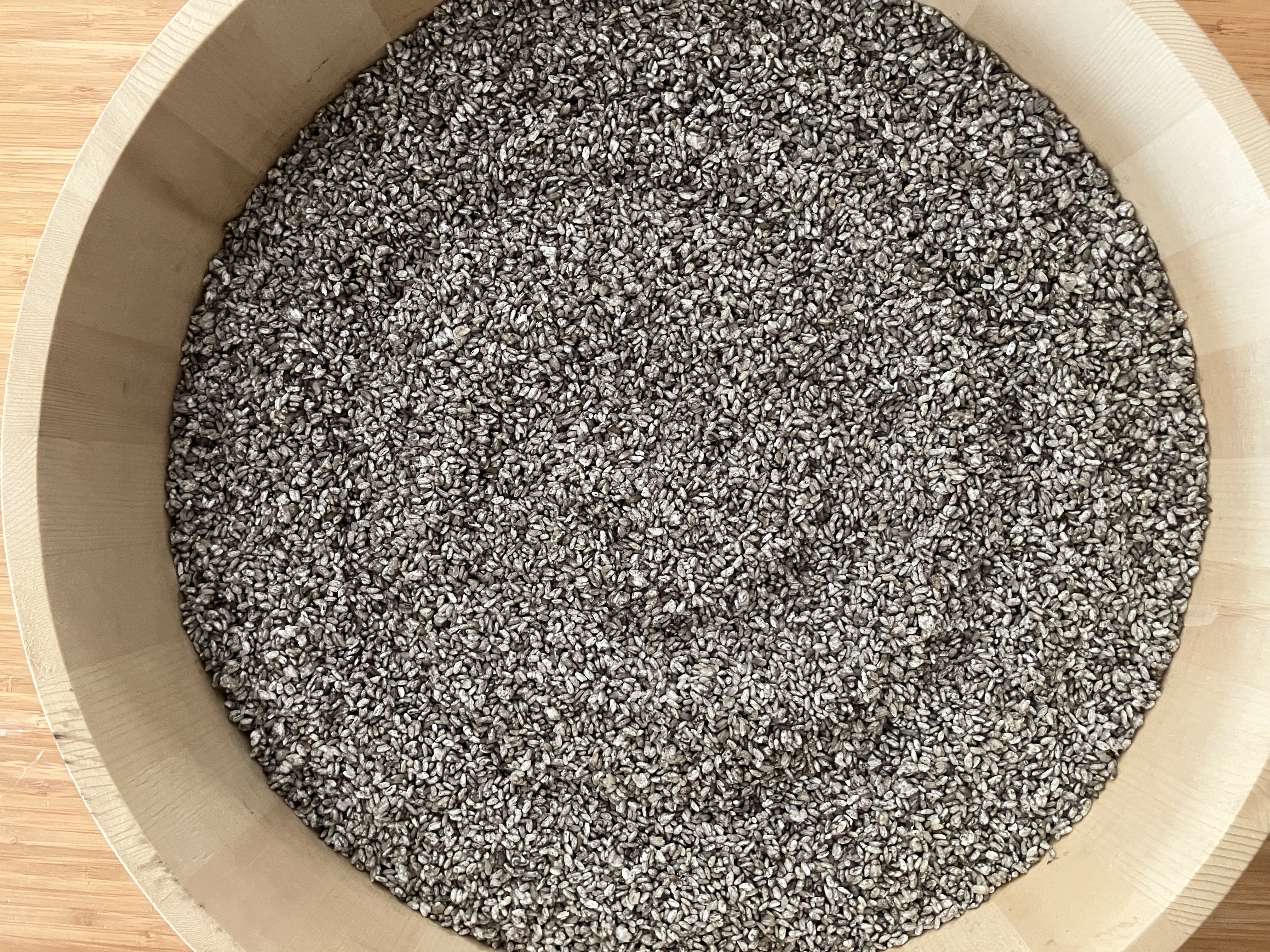 [木桶に広がる麹]